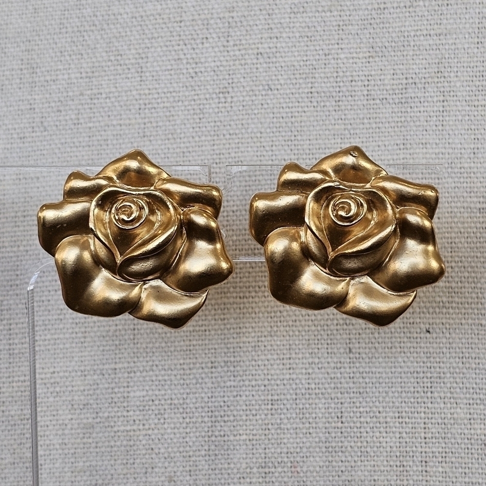 Vtg AVON 1993 "Soft Petal Rose" Matte Goldtone Clip Earrings - Picture 2 of 4